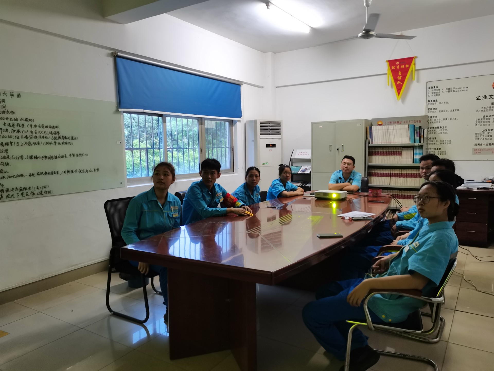 凱興加油站負責人劉琪召開加油站服務案例專項培訓會