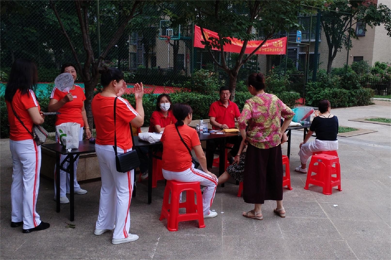 福晟物業(yè)邀請中醫(yī)堂專家為業(yè)主提供“關愛滿滿”，愛心義診”便民服務