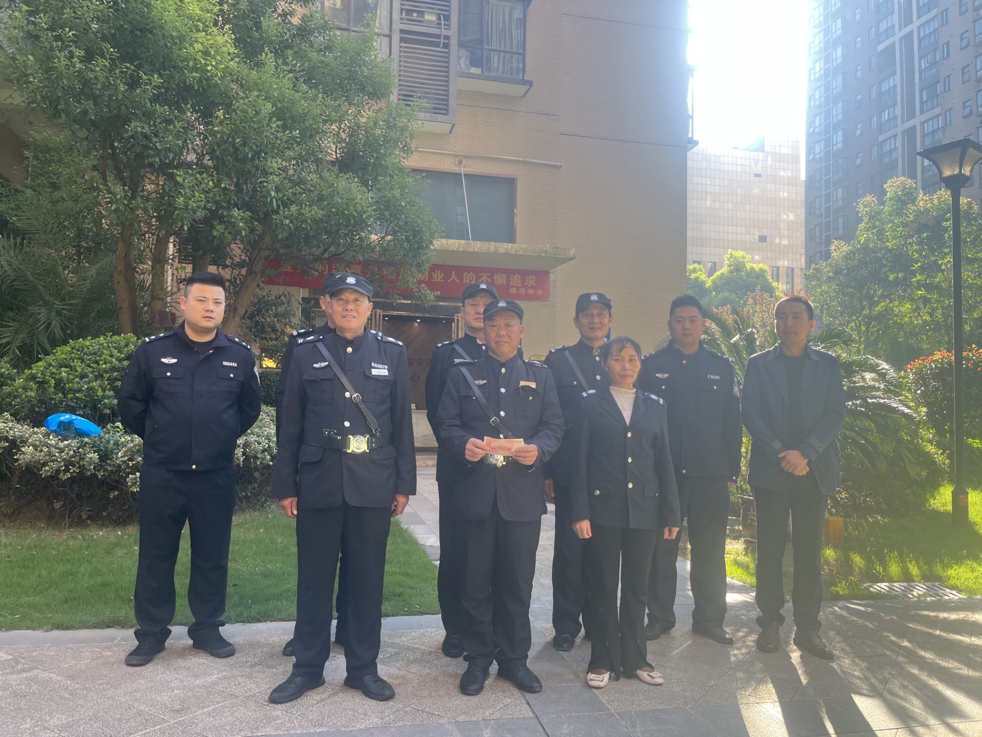 盡職盡責(zé)勇抓小偷，守護(hù)小區(qū)保平安